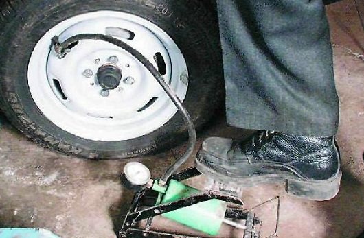 Как накачать автомобильное колесо компрессором?